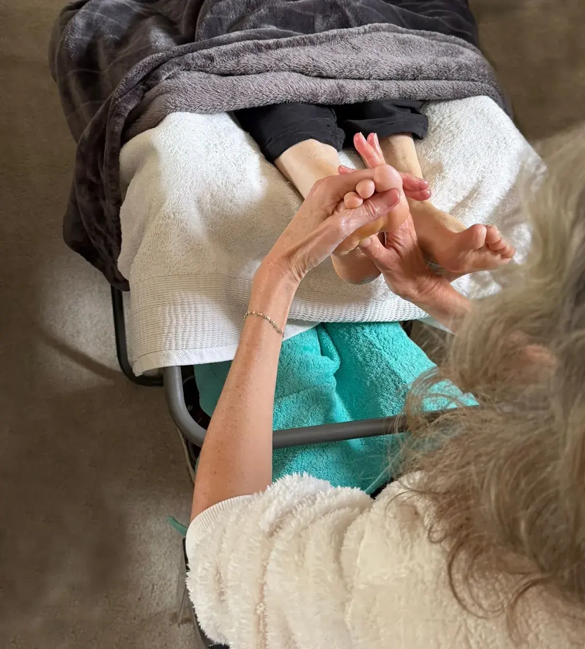 Séance de réflexologie plantaire donnée en entreprise